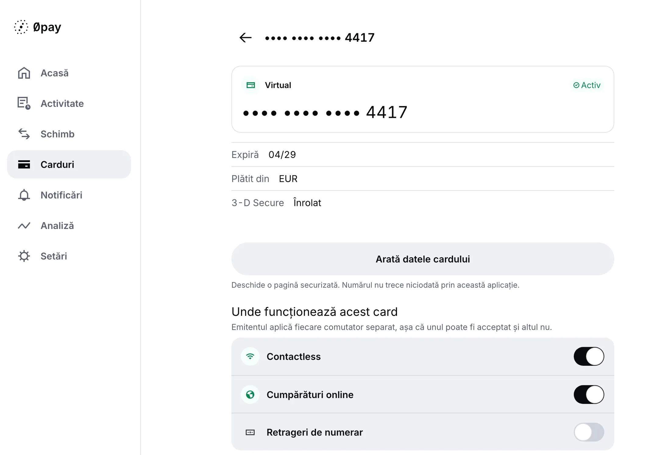 Un card virtual pe un monitor lat, lângă meniul aplicației: numărul mascat și starea, data expirării, contul din care se plătește, butonul „Arată datele cardului” și comutatoarele „Unde funcționează acest card”