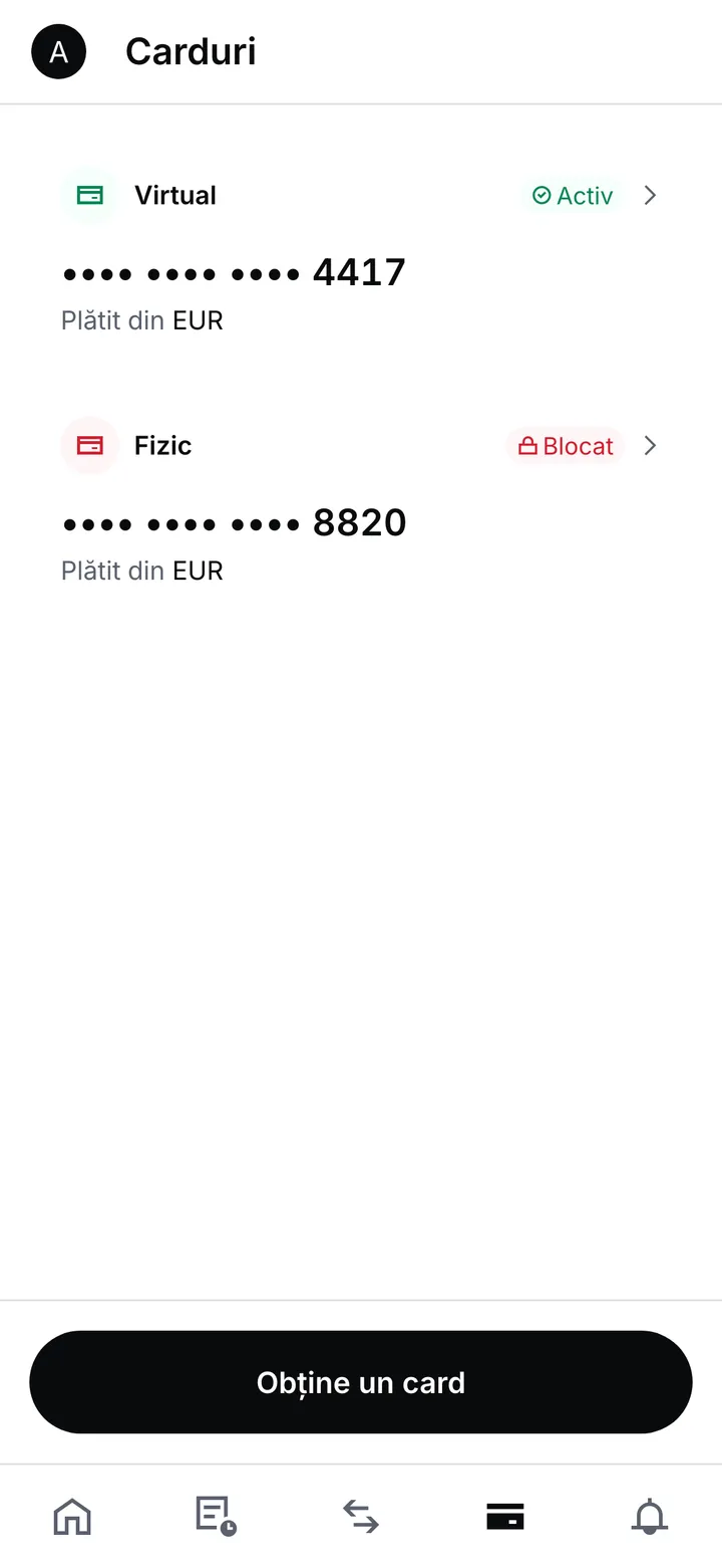 Ecranul Carduri: un card virtual marcat activ și un card fizic marcat blocat, fiecare cu ultimele cifre și plătit din contul în euro, deasupra butonului „Obține un card”