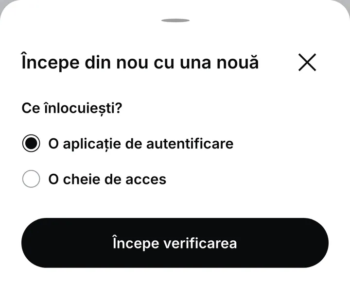 Panoul Începe din nou cu una nouă: alegi dacă înlocuiești o aplicație de autentificare sau o cheie de acces, apoi butonul Începe verificarea