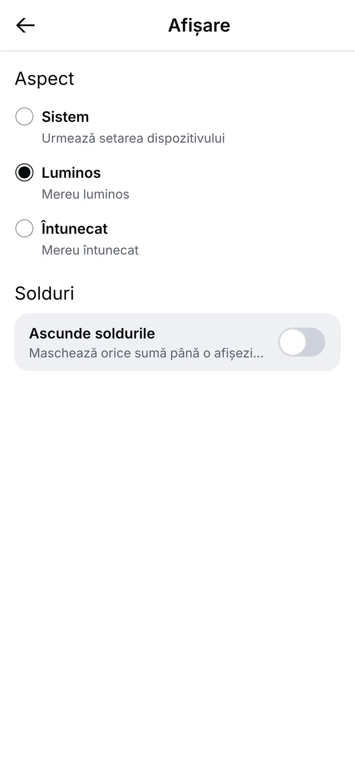 Ecranul Afișare: Sistem, Luminos și Întunecat, cu aspectul curent ales, și comutatorul Ascunde soldurile